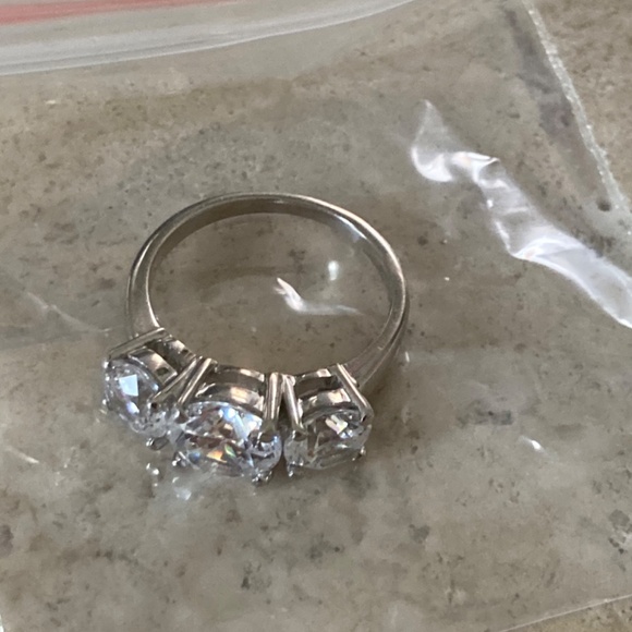 Ring 3.27 Ct Colorless Round 925+ simulated stone. 3-Stone Ring Size 6 - Picture 4 of 9